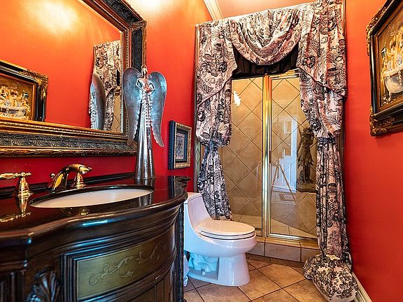 Bath off the Hearth Room