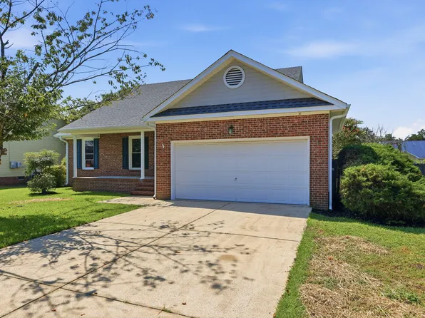 301 Larchmont Rd, Fayetteville, NC 28311