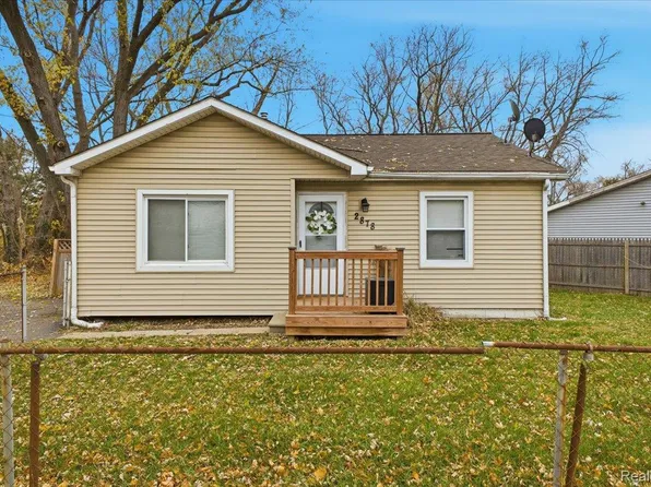 2878 N Williams Lake Rd, Waterford, MI 48329