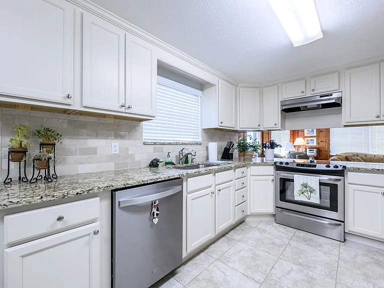 330 Harvey St — Photo 16