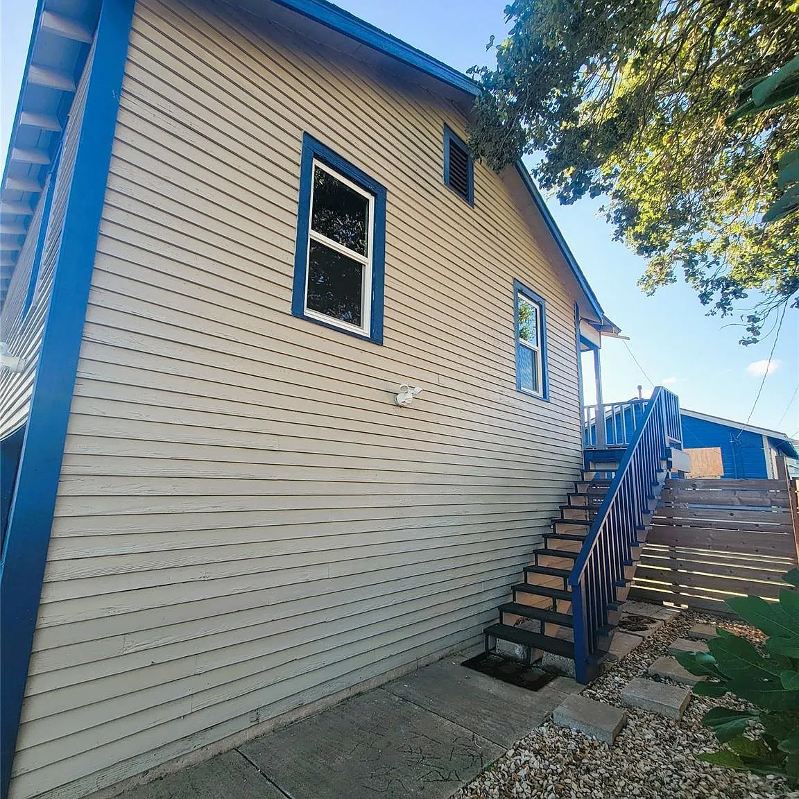 2 bed, 1.0 bath, 871 sqft, $1,600 — Photo 3