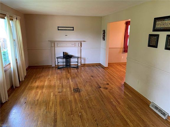 3rd image of 4535 Aspen Dr