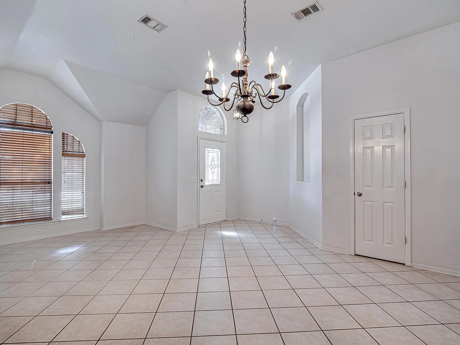 3 bed, 2002 sqft, $2,450 — Photo 3