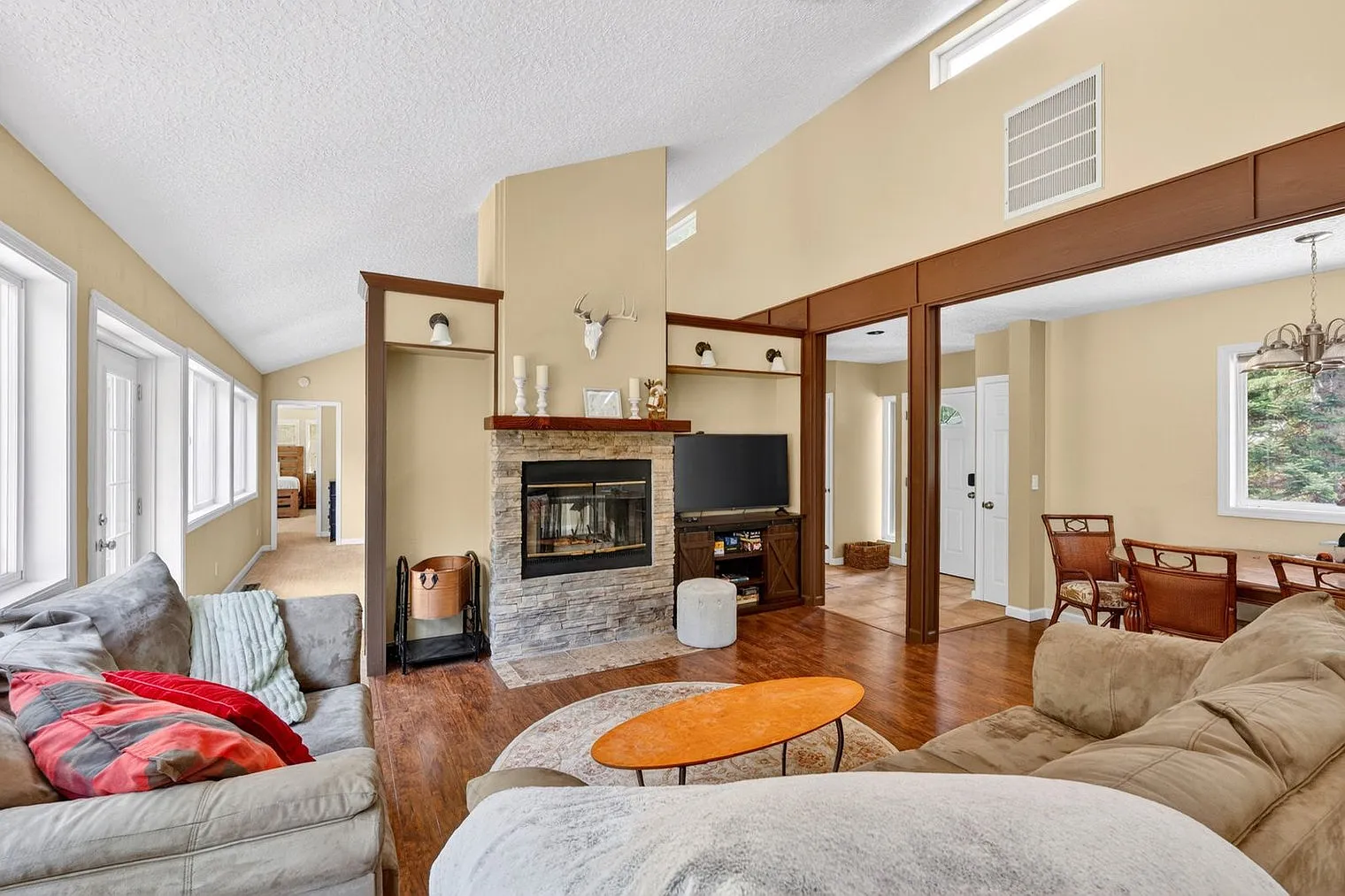 3 bed, 2.0 bath, 1905 sqft, $6,710 — Photo 4