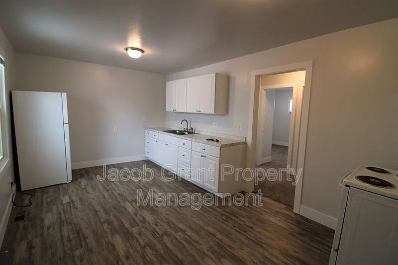 3 bed, 1.0 bath, 808 sqft, $1,095 — Photo 2