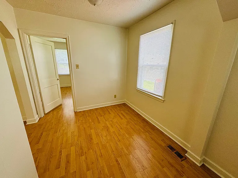 8 Lee Hy Ct — Photo 2