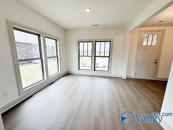 4th image of 1055 Maplehurst St