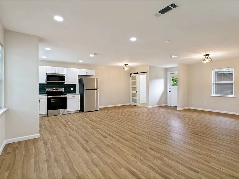 904 Bryan Dr — Photo 4