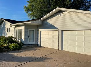6582 Valley Dr, Bettendorf, IA 52722