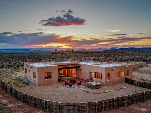 52 Calvary Rd, Taos, NM 87571