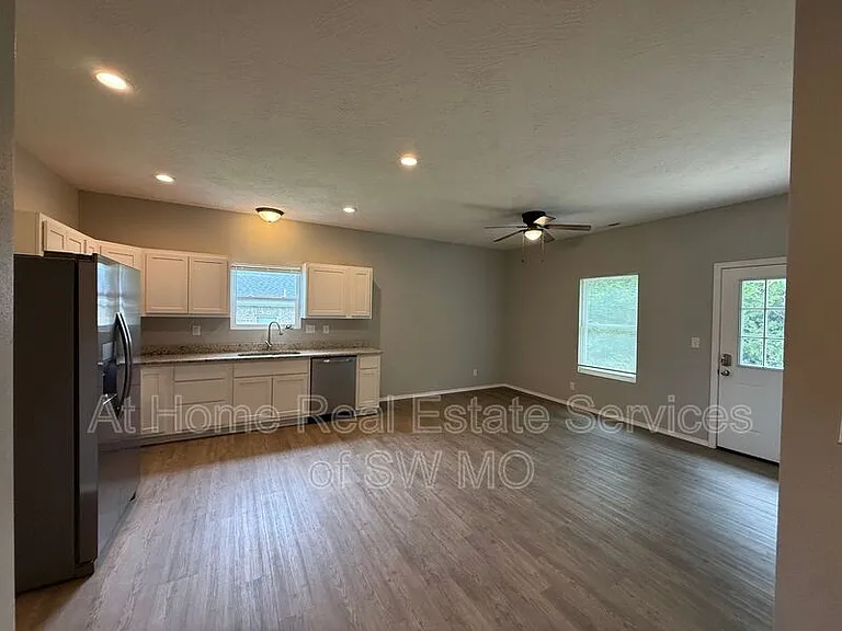 1080 S Mission Ave — Photo 2