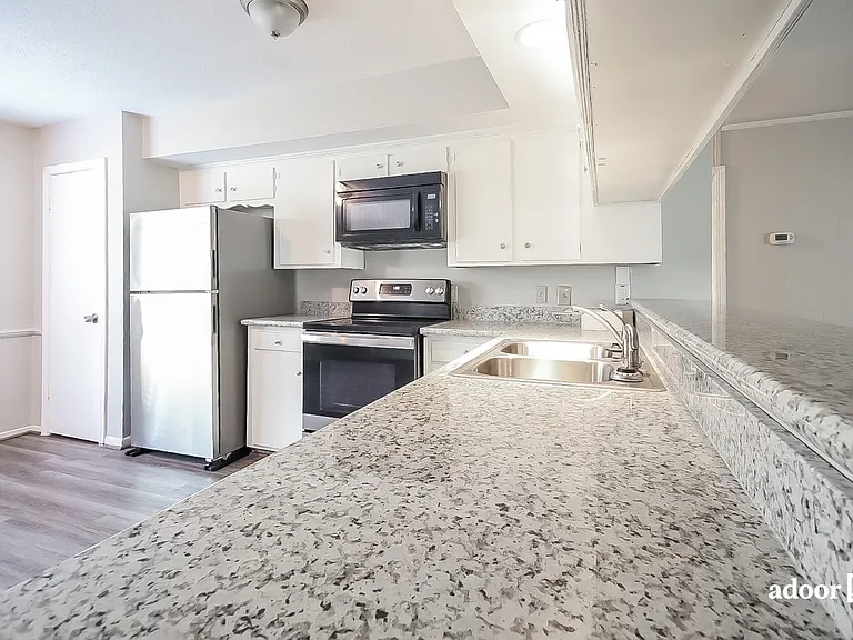 210 Castlewood Dr — Photo 5