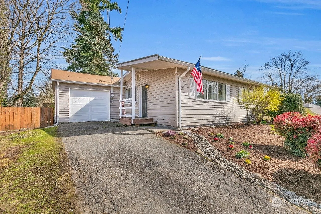 636 Ferndale Avenue NE photo 1