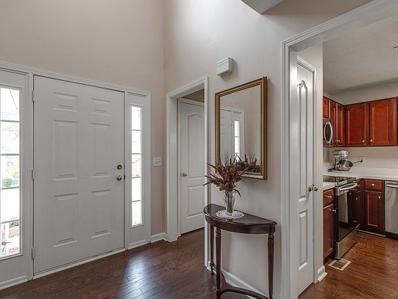 3rd image of 427 Brownstone St