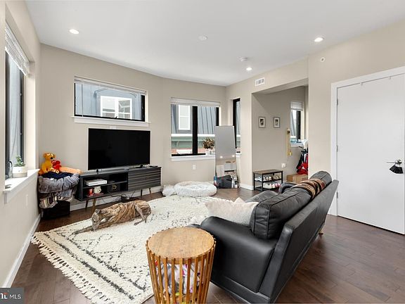 3rd image of 1142 Crease St #3