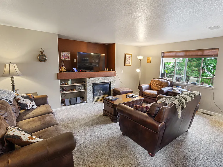 420 Hudson Ct — Photo 11