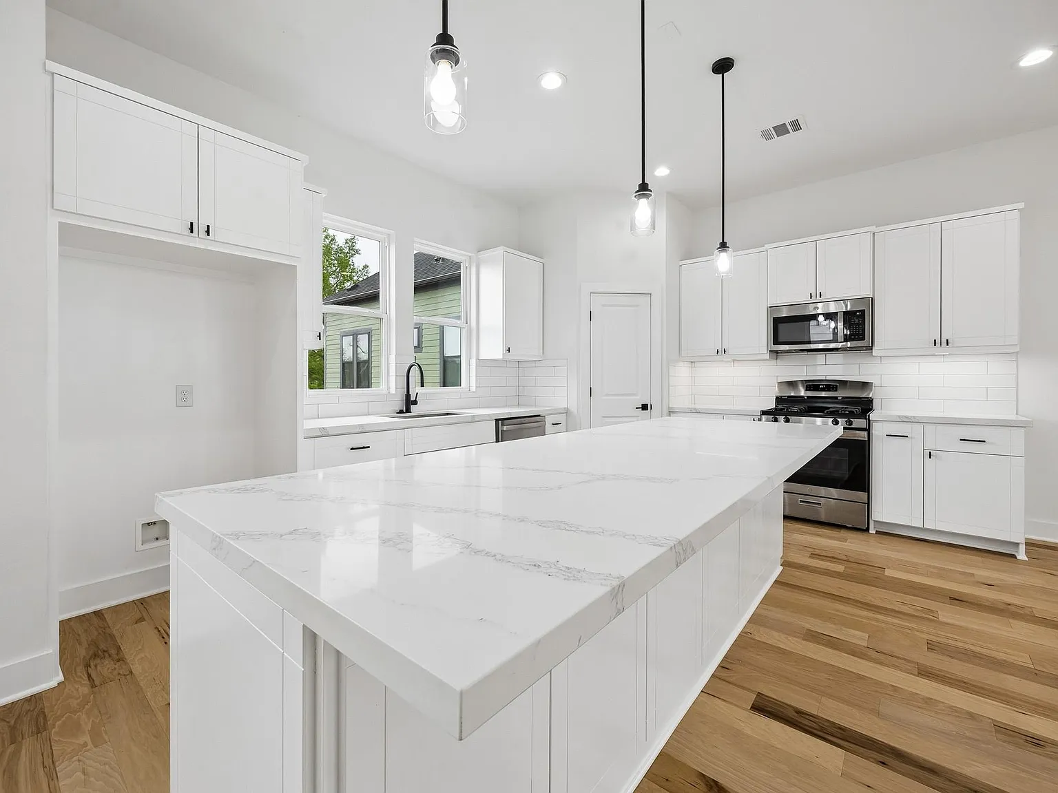 3 bed, 3.5 bath, 1932 sqft, $2,600 — Photo 3