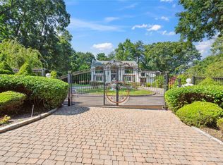 42 Glenwood Rd, Roslyn, NY 11576