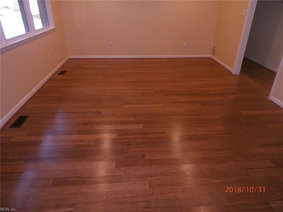 3rd image of 320 Williamsburg Ct