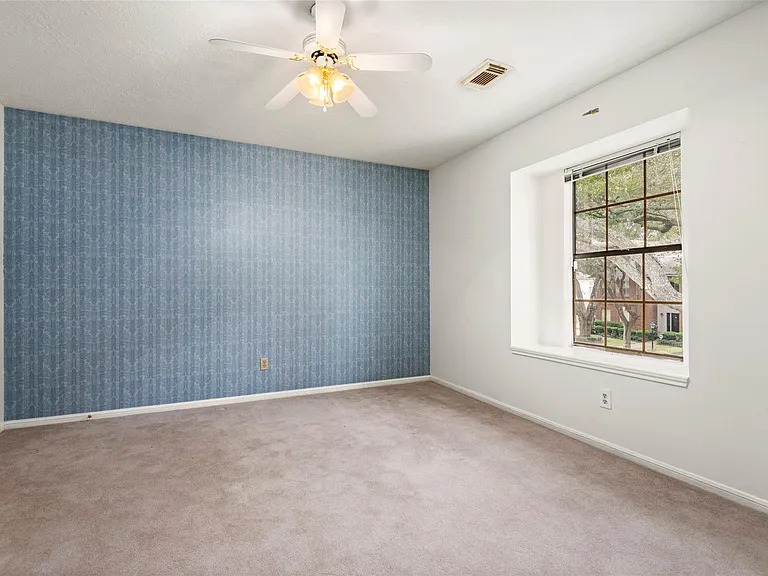 2415 Parkwood Ln — Photo 32