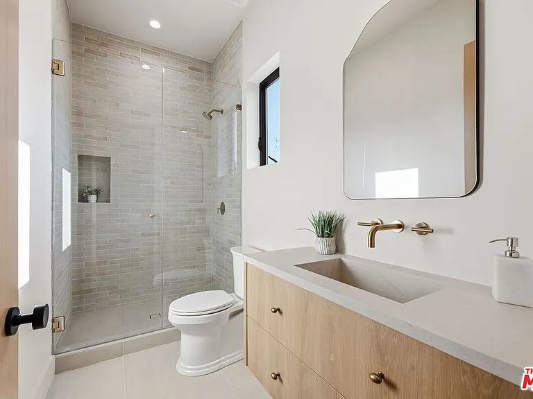 16643 Addison St — Photo 15