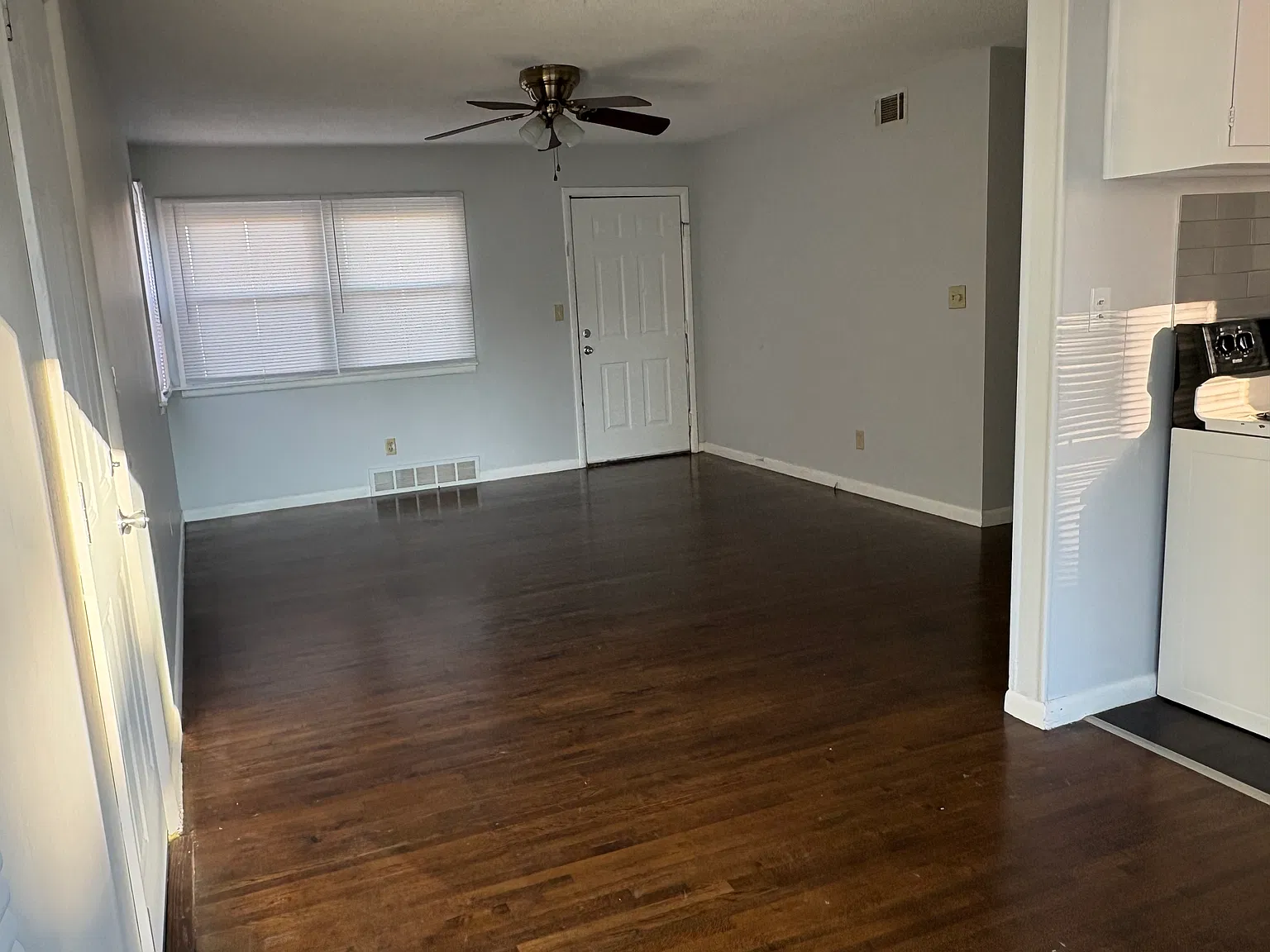 3 bed, 1000 sqft, $1,200 — Photo 3