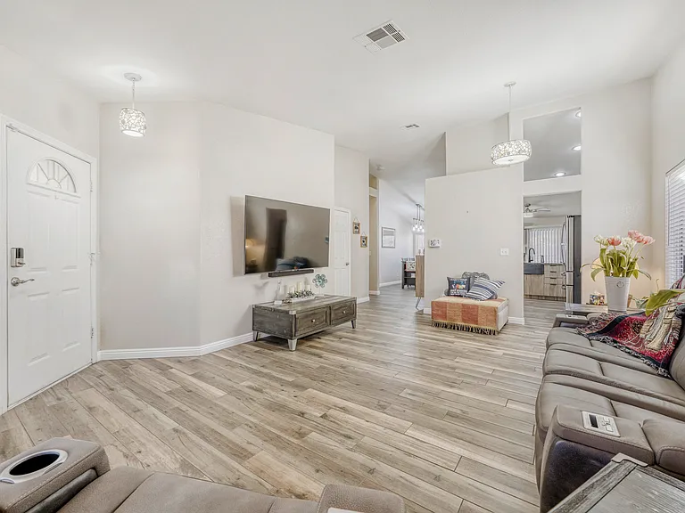 Iverson Ln — Photo 6
