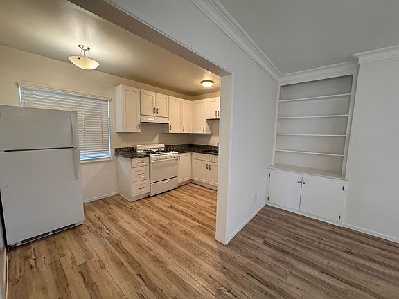 4th image of 12000 Moorpark St #8