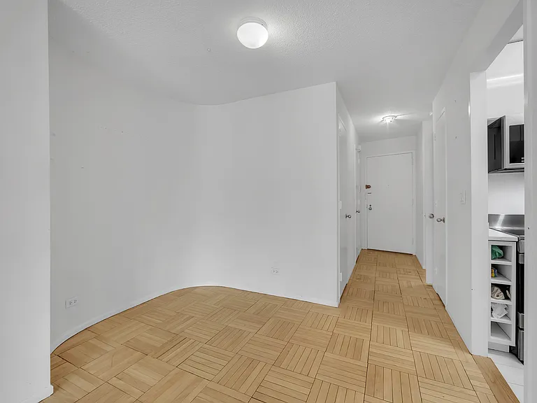 330 E 38th St #31H — Photo 11