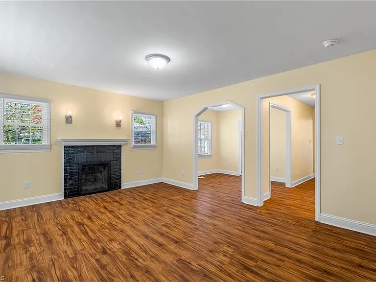 810 Elwell Ave — Photo 6
