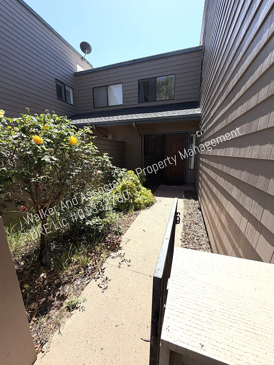 Building Photo - 1414 Oakridge Park Rd #1