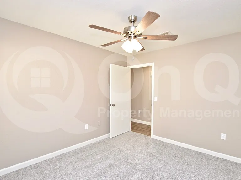 1501 E Commerce Ave — Photo 16