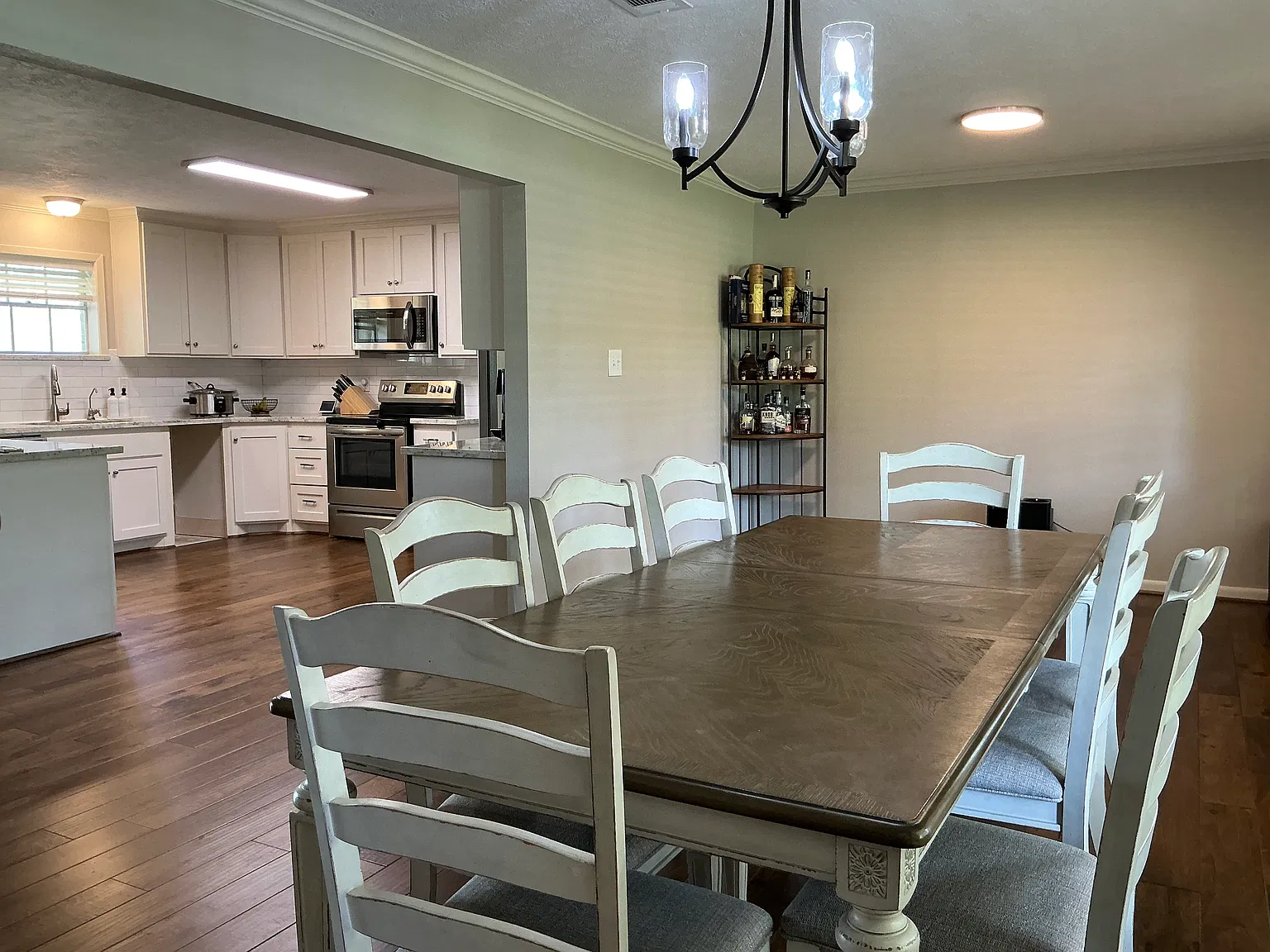 3 bed, 2.5 bath, 2400 sqft, $2,800 — Photo 4