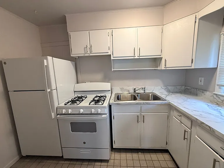 329 Lyon St NE #5 — Photo 4