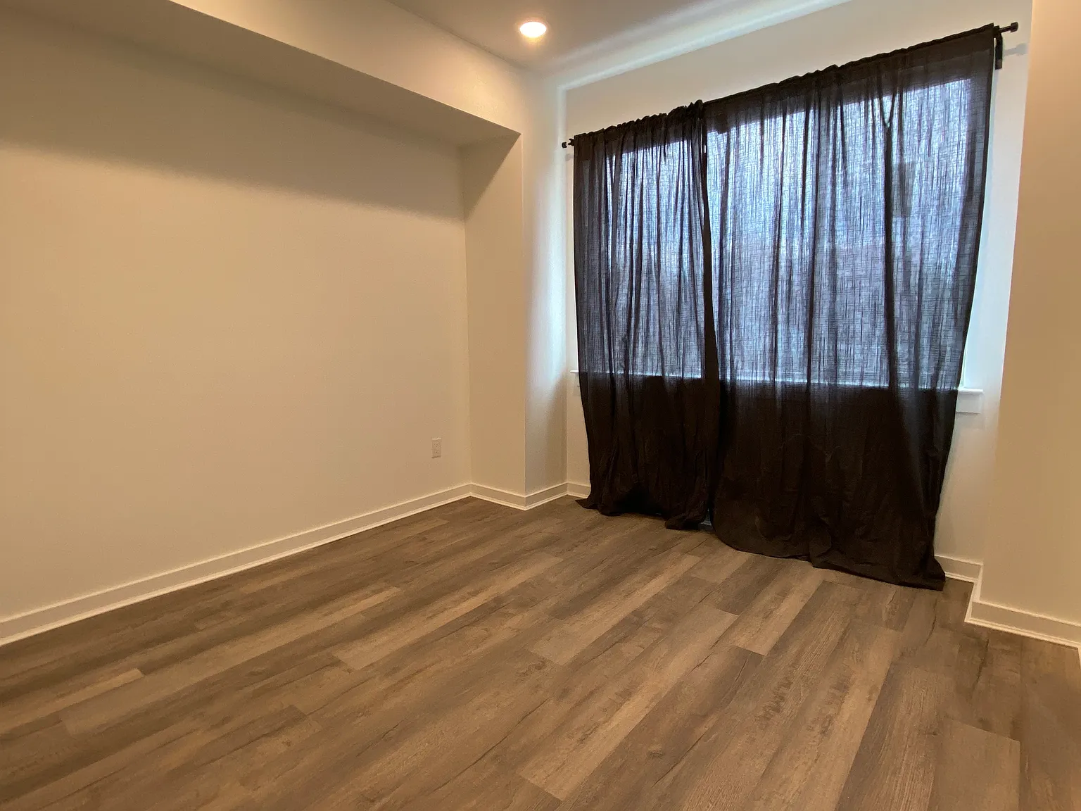 2 bed, 700 sqft, $1,350 — Photo 3