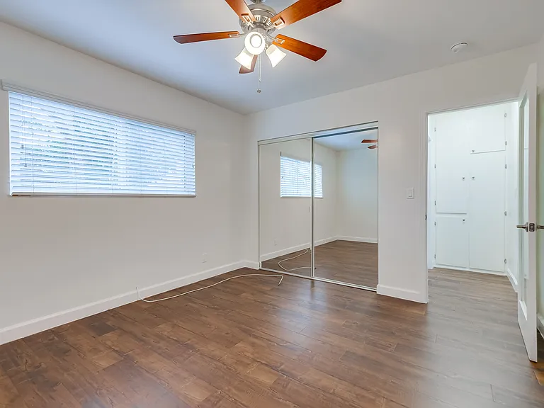 629-633 W Hyde Park Blvd — Photo 14
