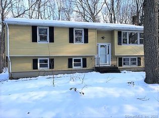8 Maplewood Dr, East Lyme, CT 06333