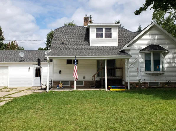 1013 Dexter St, New London, WI 54961