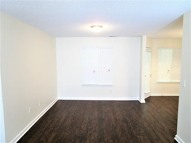 4 bed, 2.5 bath, 2111 sqft, $2,415 — Photo 4