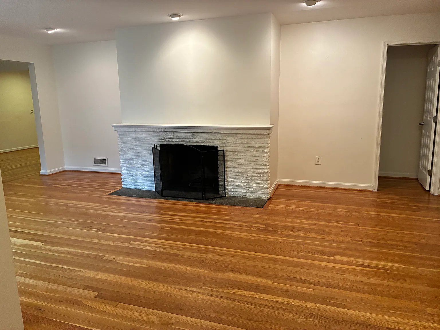 5 bed, 3800 sqft, $5,500 — Photo 2