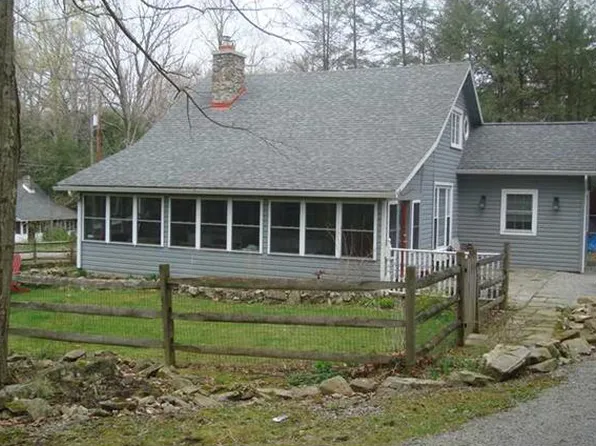 12 Locust Rd, Laughlintown, PA 15655