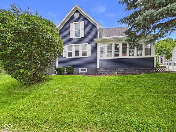 3rd image of 924 Thornburg St