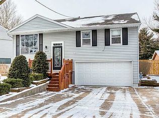 3912 Rolling Green Dr, Urbandale, IA 50322