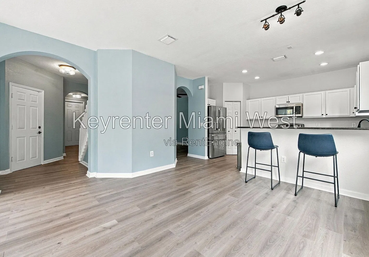 4 bed, 2.5 bath, 2122 sqft, $3,700 — Photo 2
