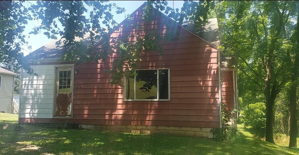 1st image of 215 W 11th St
