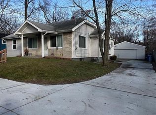 696 Crescent Lake Rd, Waterford, MI 48327