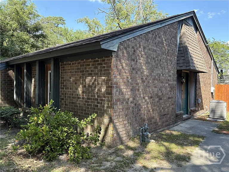 432 Edgewater Rd — Photo 3