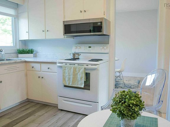 5th image of 36 Simcoe Pl