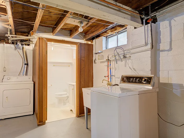 835 Allen St — Photo 33