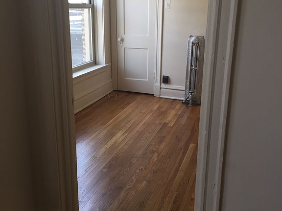 4th image of 833-35 W Leland Ave APT 2R